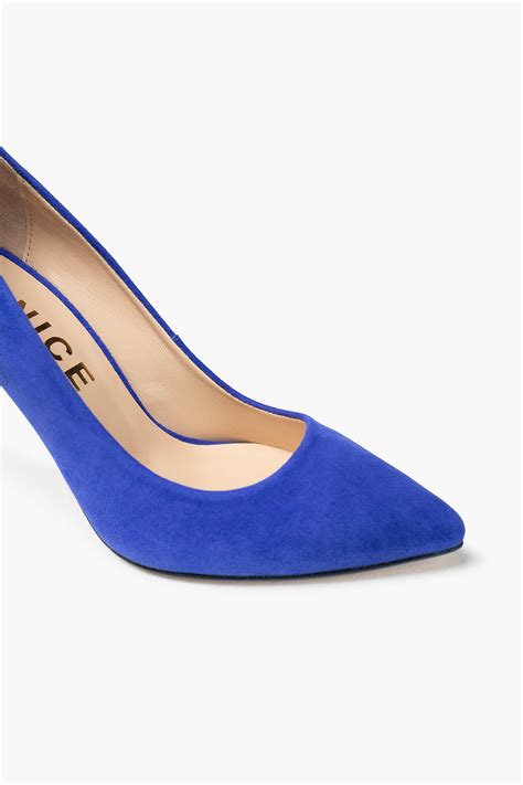 Blauwe pumps koop je online bij de Bijenkorf.